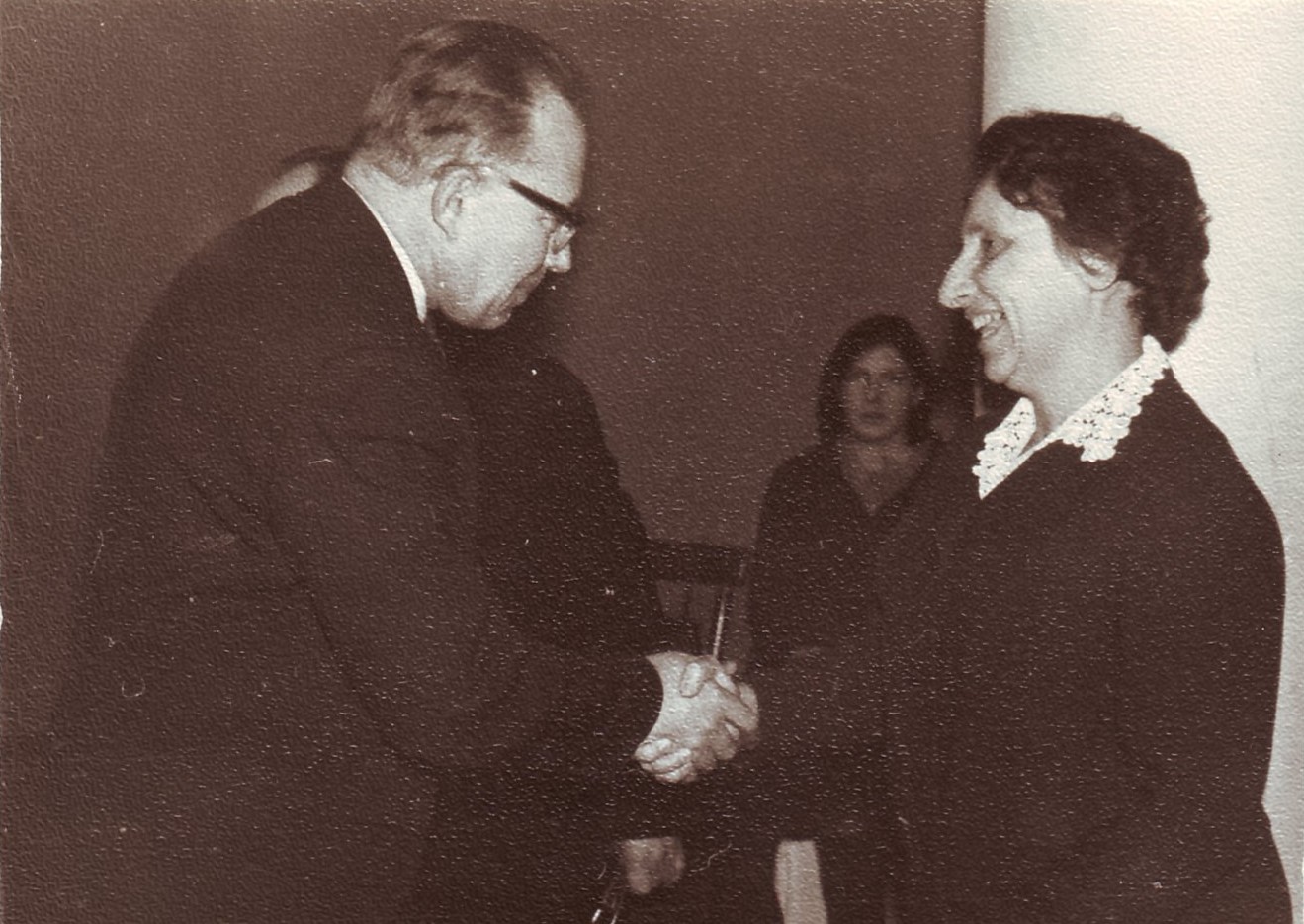 K. Korsakas sveikina V. Zaborskaitę, apgynusią daktaro disertaciją 1969 m. vasario 11 d. Iš V. Stonytės asmeninio archyvo
