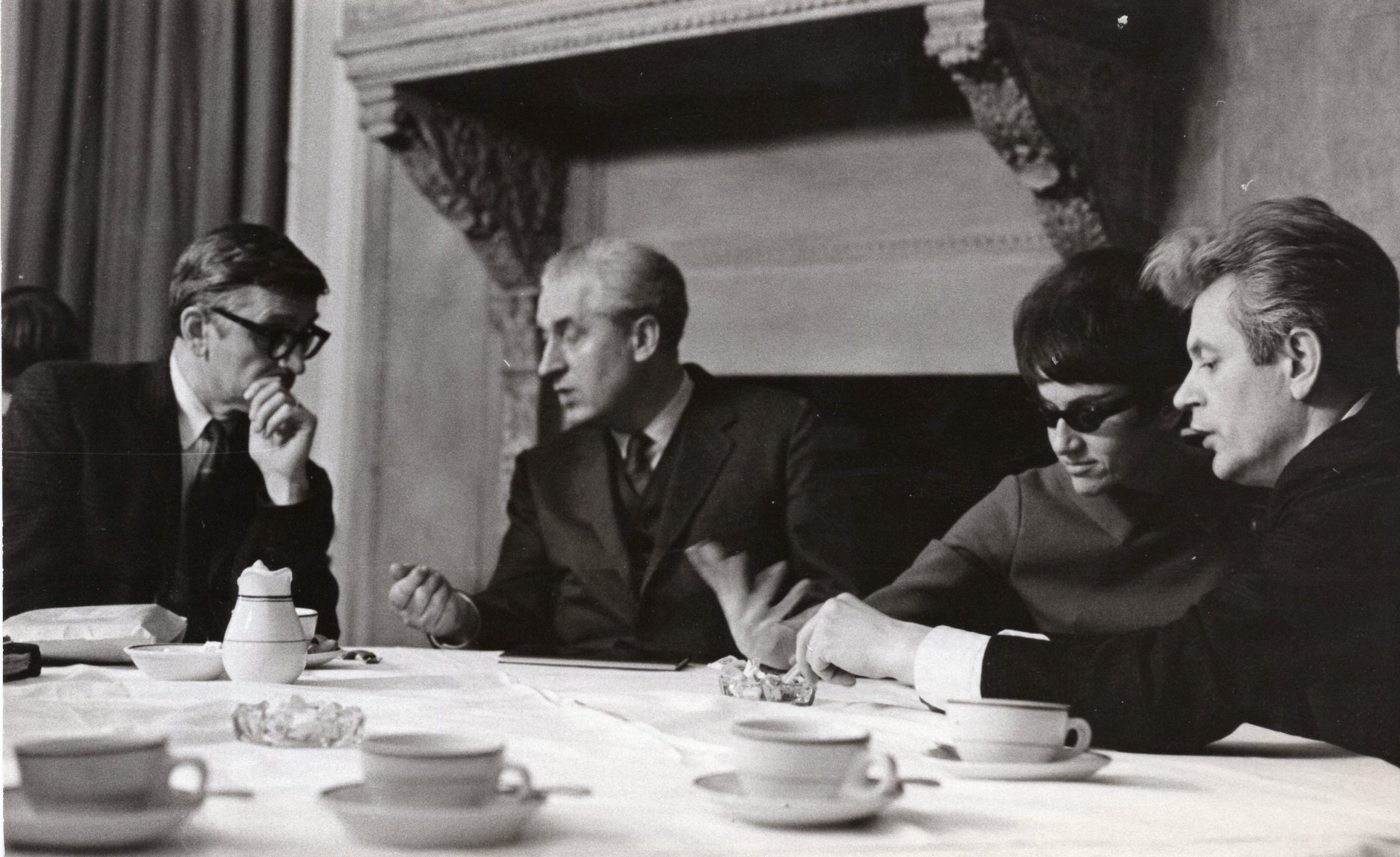 Diskusijos po K. Ostrausko „Pypkės“ ir A. Landsbergio „Barzdos“ pristatymo Niujorke, 1967 m. Iš kairės A. Landsbergis, V. Valiukas, D. Juknevičiūtė ir K. Ostrauskas. G. Naujokaičio nuotrauka