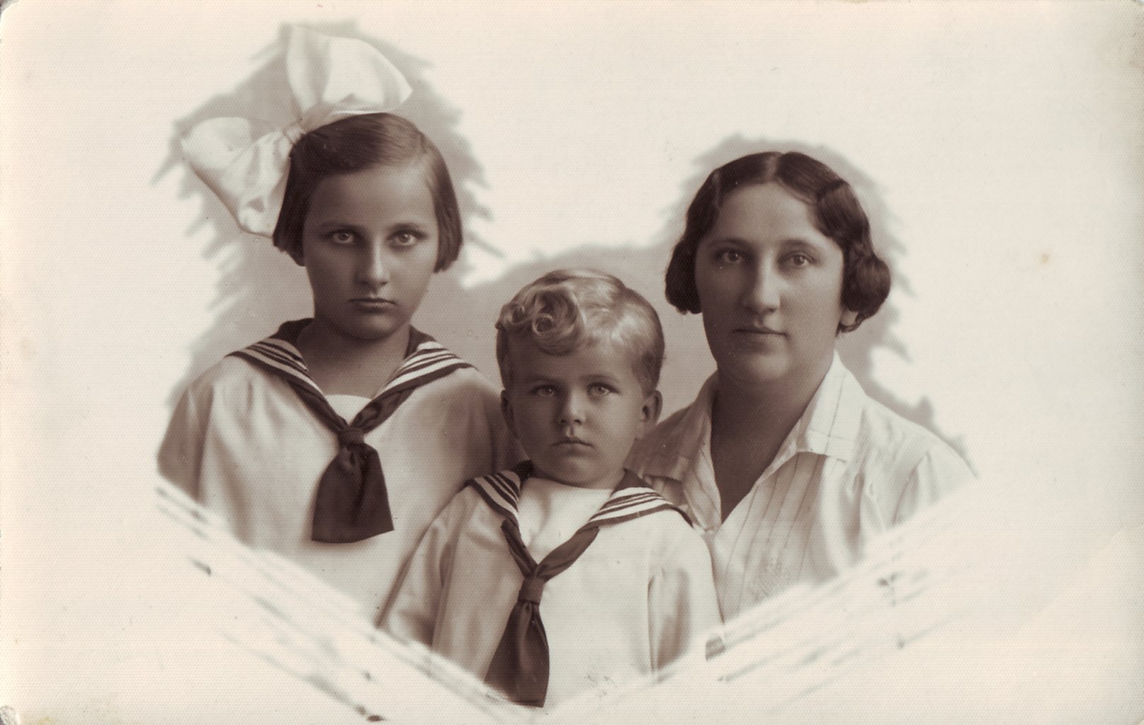 V. Zaborskaitė su mama ir broliu Jonu Panevėžyje apie 1931 m. Iš V. Stonytės asmeninio archyvo