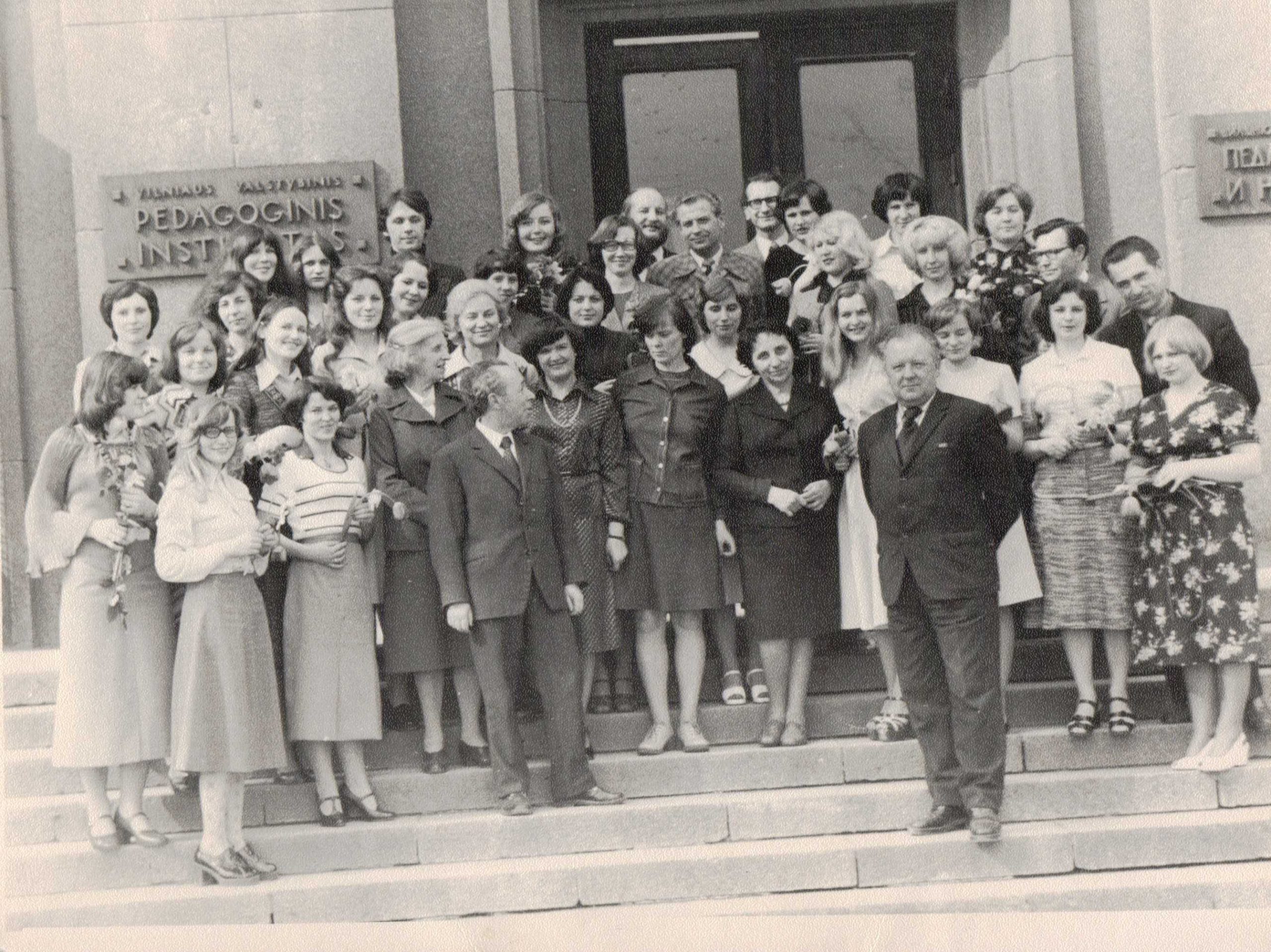 Vilniaus pedagoginio instituto lituanistų paskutinis skambučio šventė 1978.04.21. V. Zaborskaitė – pirmoje eilėje penkta iš dešinės. MLLM 132843