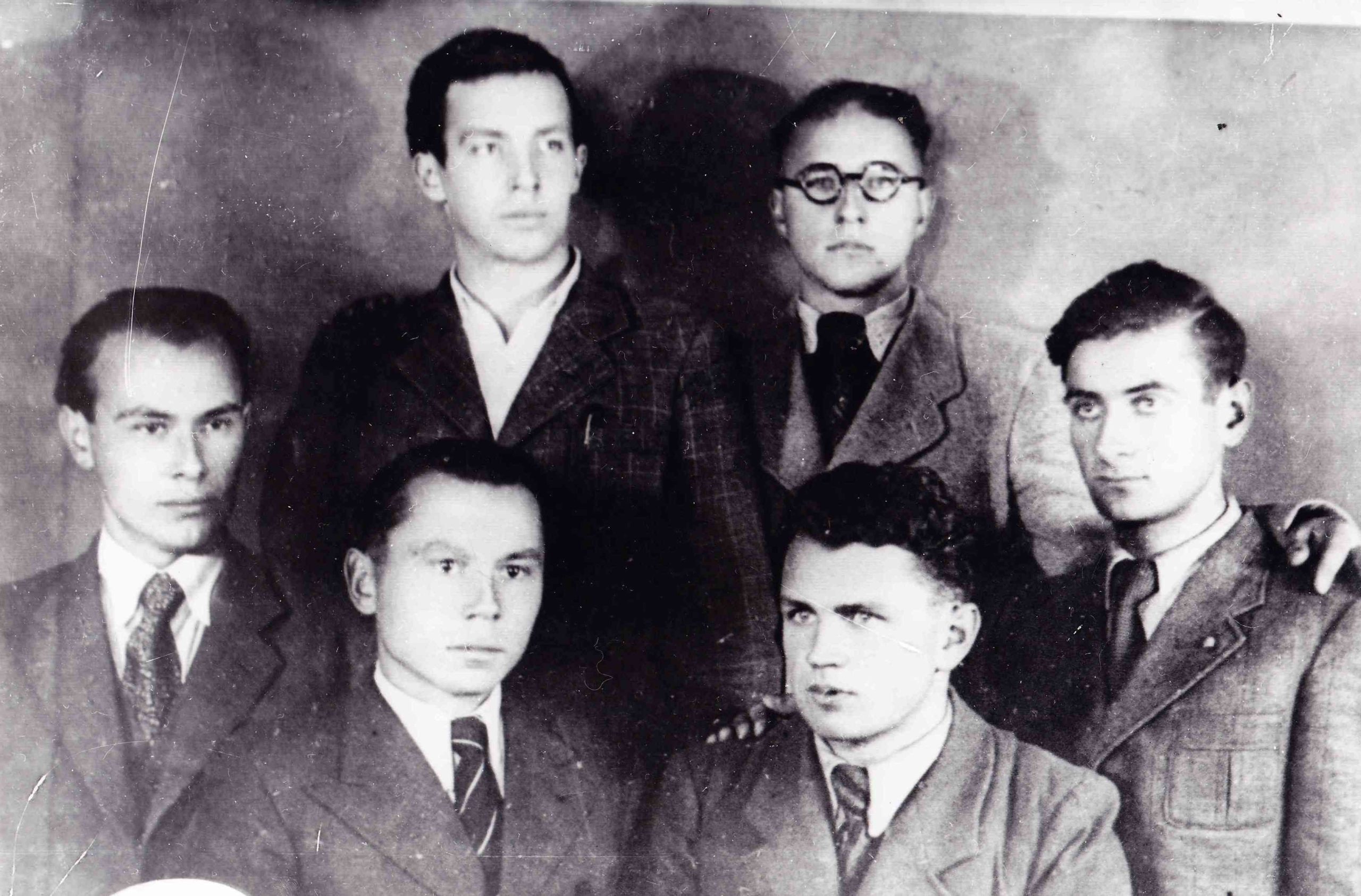 Šatrijiečiai literatai (šešetukas). Sėdi iš kairės: P. Jurkus, K. Bradūnas, M. Indriliūnas, V. Mačernis. Stovi: E. Matuzevičius ir B. Krivickas. MLLM P60552