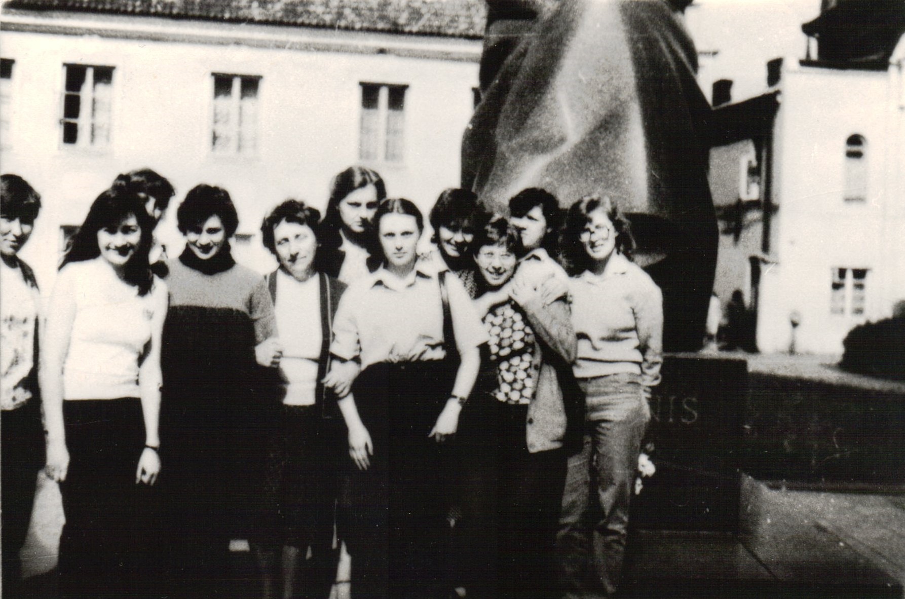 V. Zaborskaitė su Pedagoginio instituto studentėmis Kaune prie Maironio paminklo 1983 m. MLLM P21177