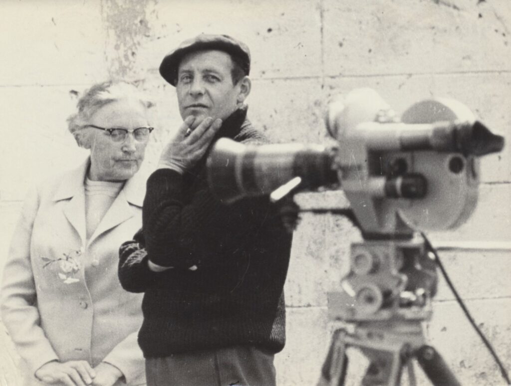 Dokumentinio filmo kūrimo akimirka. I. Simonaitytė ir R. Verba. Nuotrauka A. Tarvydo. Apie 1970 m.