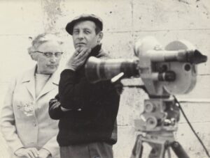 Dokumentinio filmo kūrimo akimirka. I. Simonaitytė ir R. Verba. Nuotrauka A. Tarvydo. Apie 1970 m.