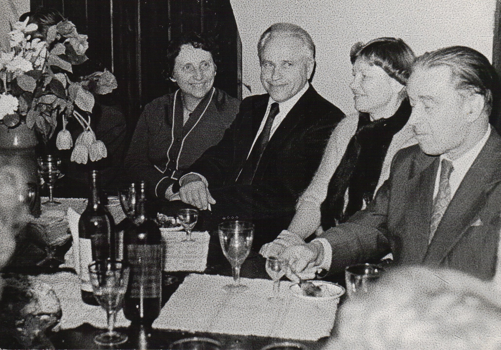 T. Vaičiūnienės kūrybos vakaras Vilniaus menininkų rūmuose 1981 m. kovo 23 d. Iš kairės: V. Zaborskaitė, J. Lankutis, J. Lankutienė, J. Būtėnas. Fotografė O. Pajėdaitė.