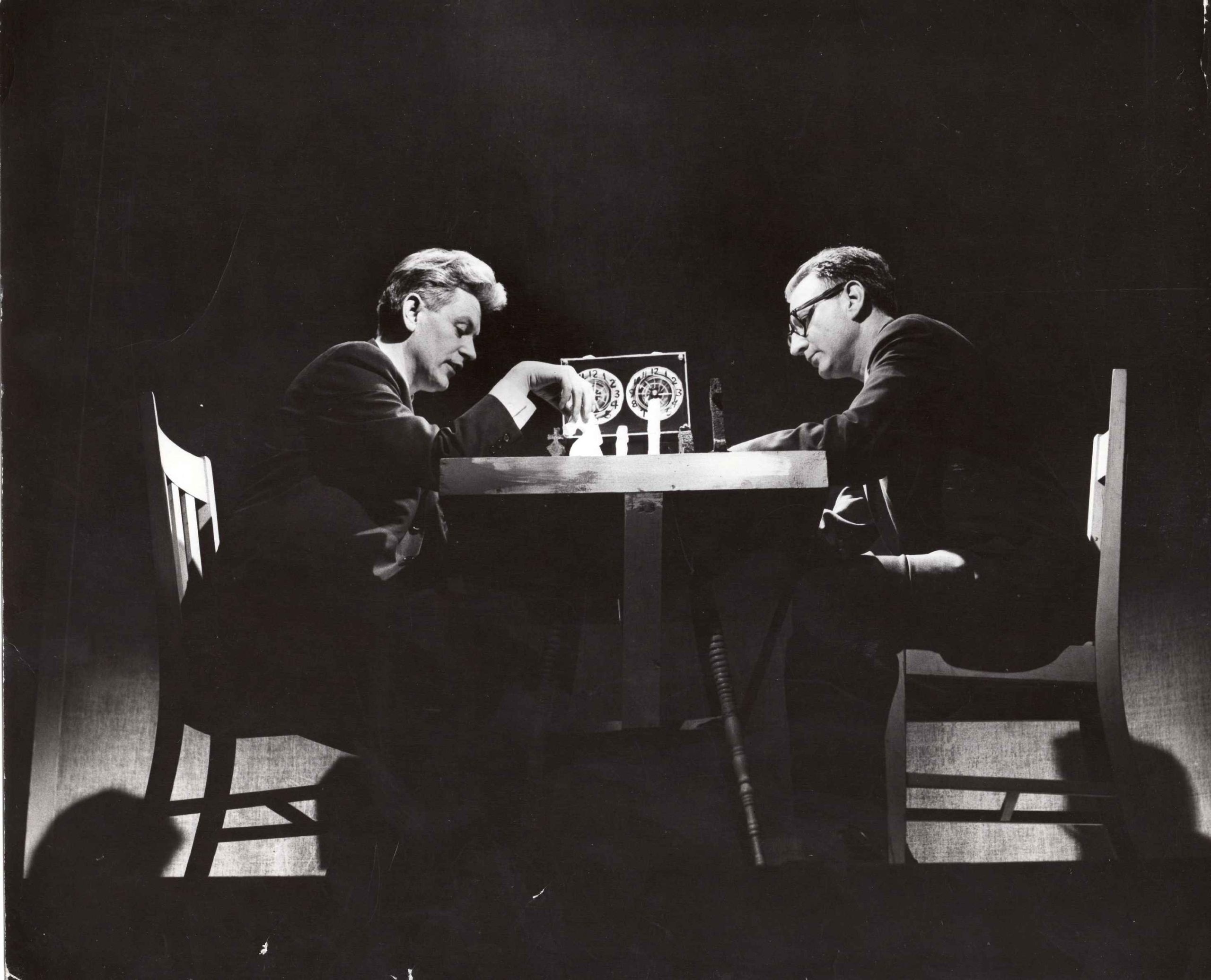 Akimirka prieš K. Ostrausko pjesės „Duobkasiai“ premjerą Čikagos lietuvių teatre. Pjesės autorius (kairėje) ir režisierius J. Blekaitis žaidžia šachmatais. Čikaga, 1966 m. A. Kezio nuotrauka