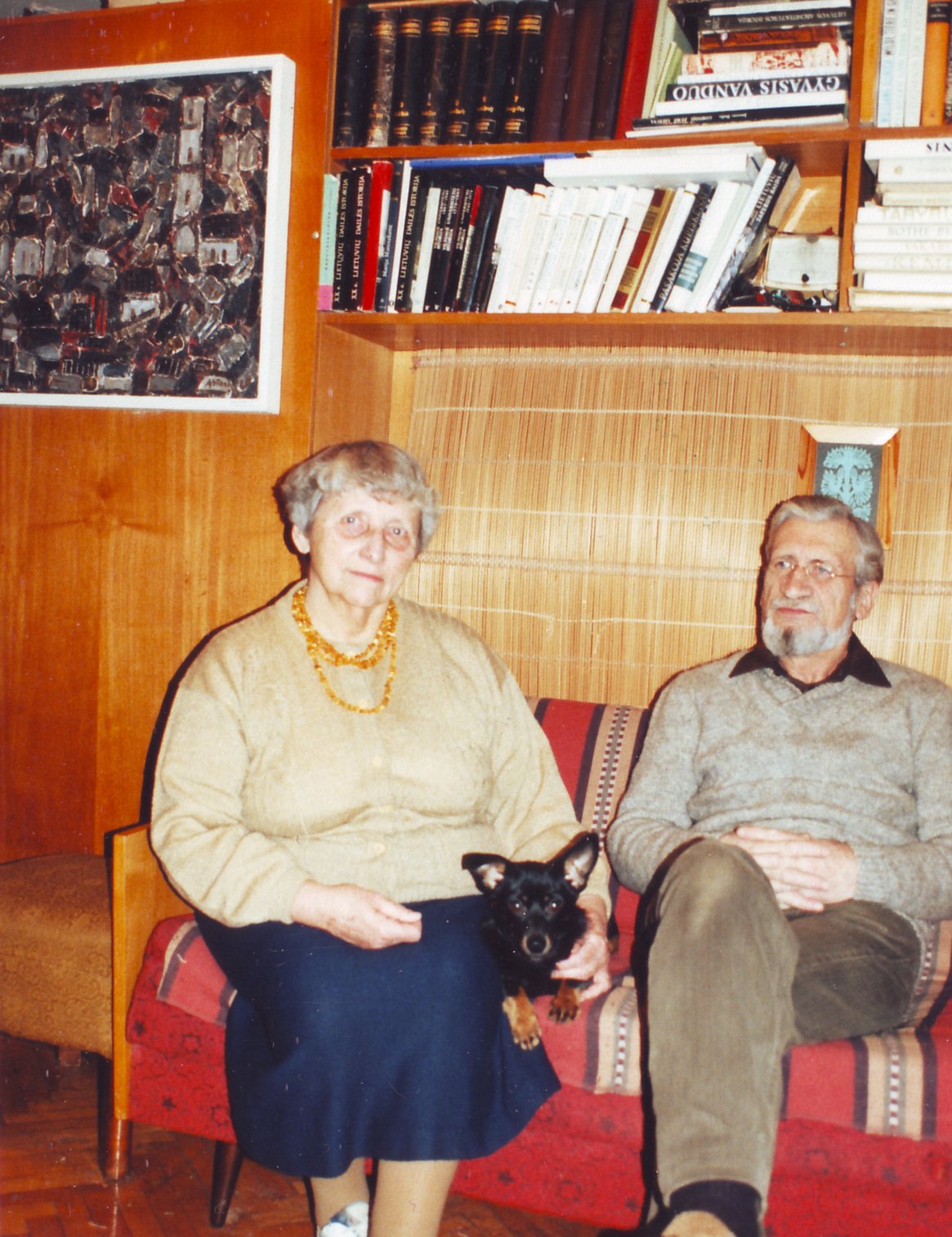 V. Zaborskaitė ir R. Vėbra su šuneliu Topu savo namuose Vilniuje 1998 m. Nuotrauka E. Tervidytės. Iš V. Stonytės asmeninio archyvo