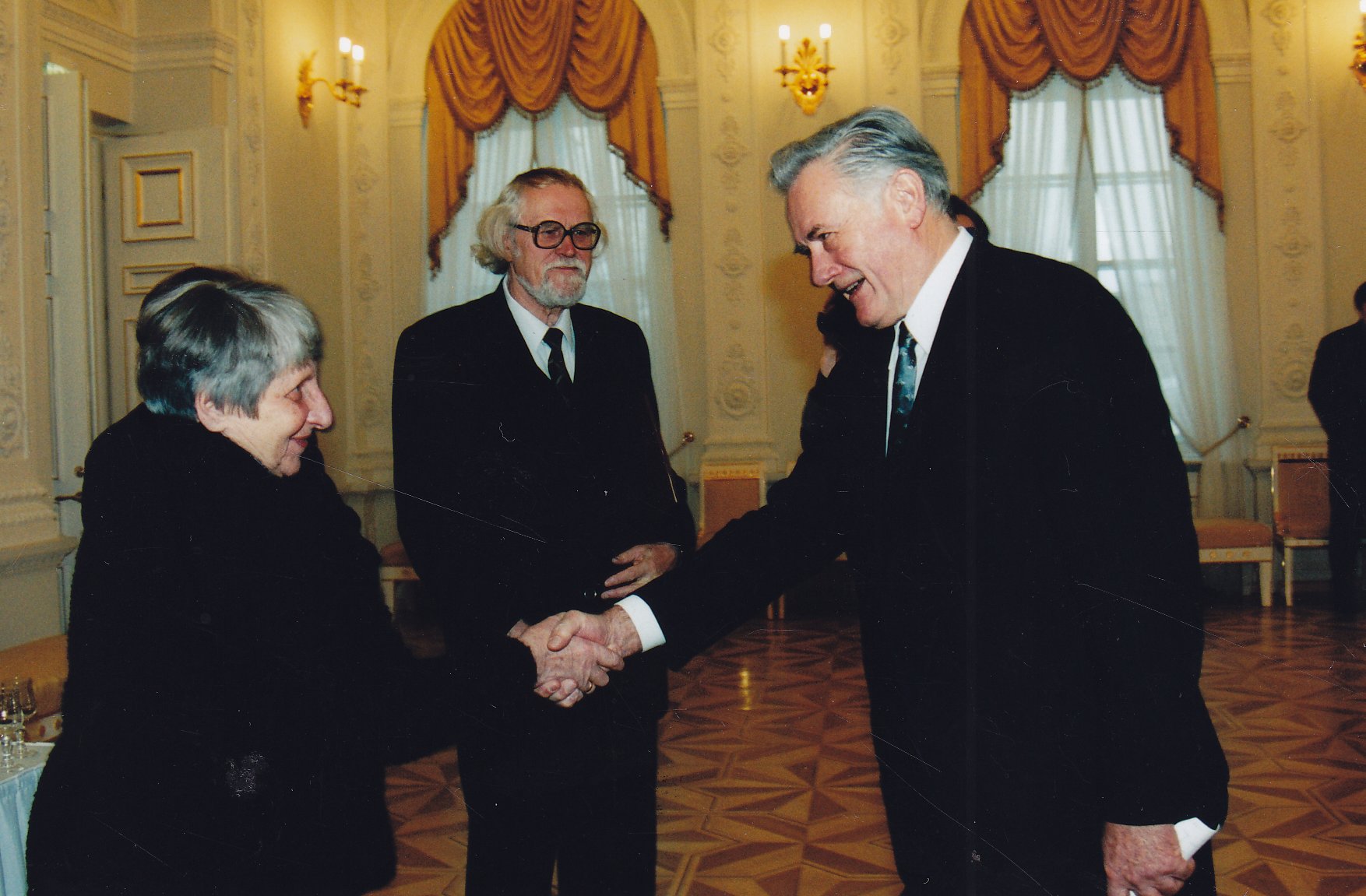 V. Zaborskaitė prezidentūroje 1999 m. gruodžio 31 d. Iš kairės: V. Zaborskaitė, M. Martinaitis, V. Adamkus. Fotografė D. Barysaitė. MLLM 77925 F3 10464