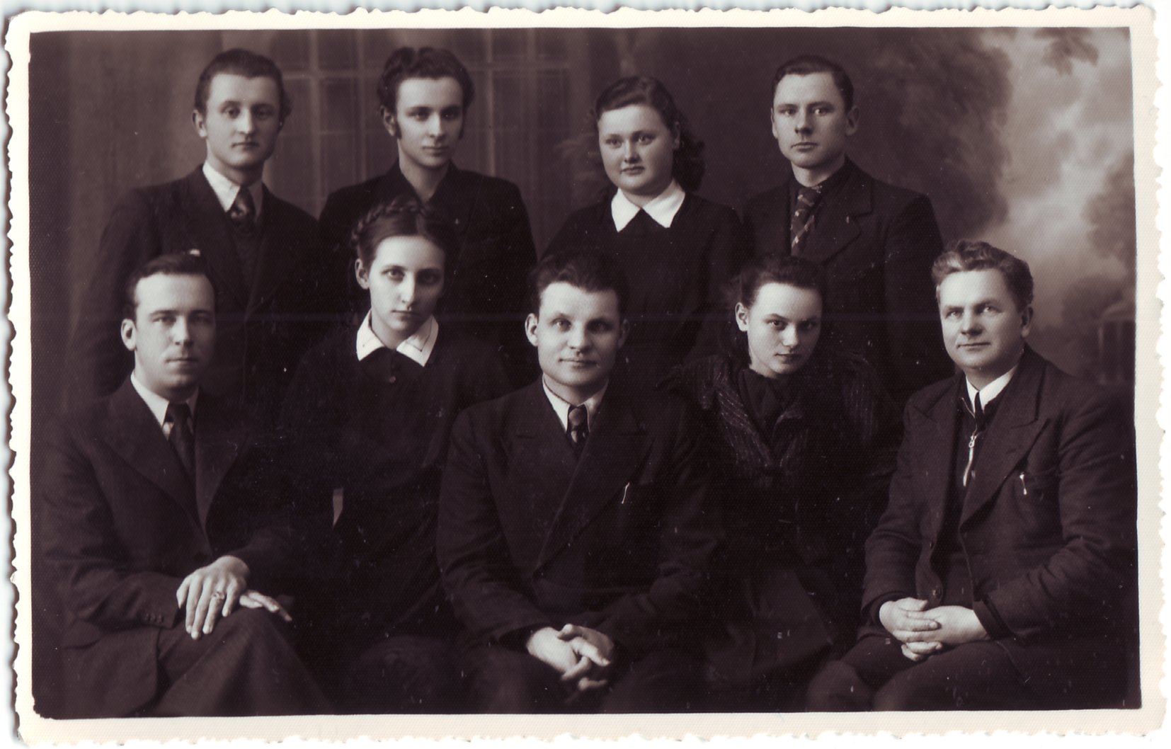 V. Zaborskaitė (sėdi antra iš kairės) su Panevėžio mergaičių gimnazijos Meno kuopos nariais 1940–1941 m. Iš V. Stonytės asmeninio archyvo