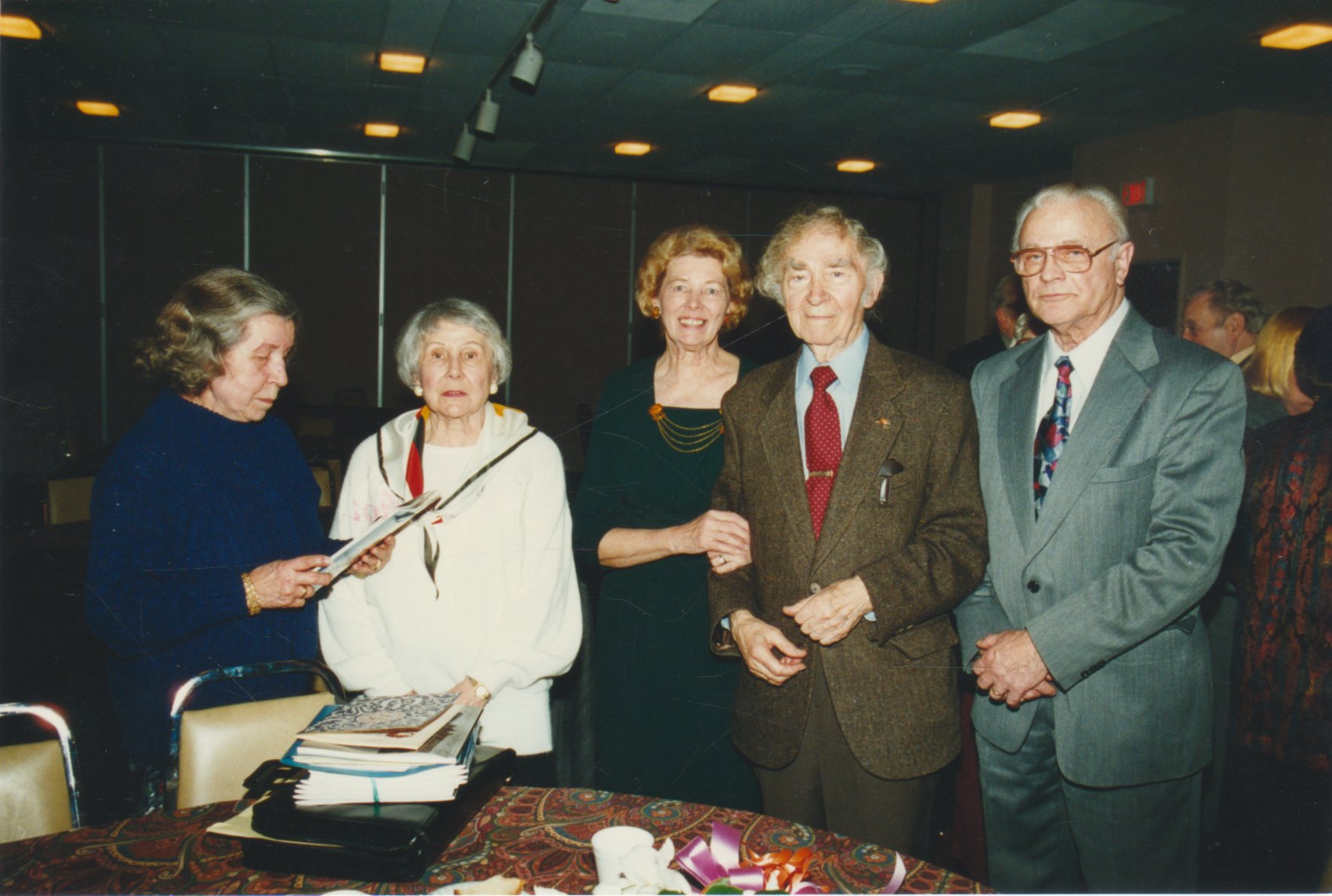 Iš dešinės: S. Džiugas, B. Brazdžionis, D. Bindokienė, J. Švabaitė-Gylienė, Liūnė Sutema. Apie 2000 m. Fotografas Vytautas Jasinevičius
