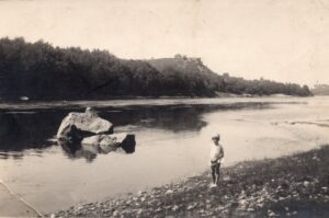 A. Veščiūnaitė prie Nemuno. Alytus, 1930 m. Velykos