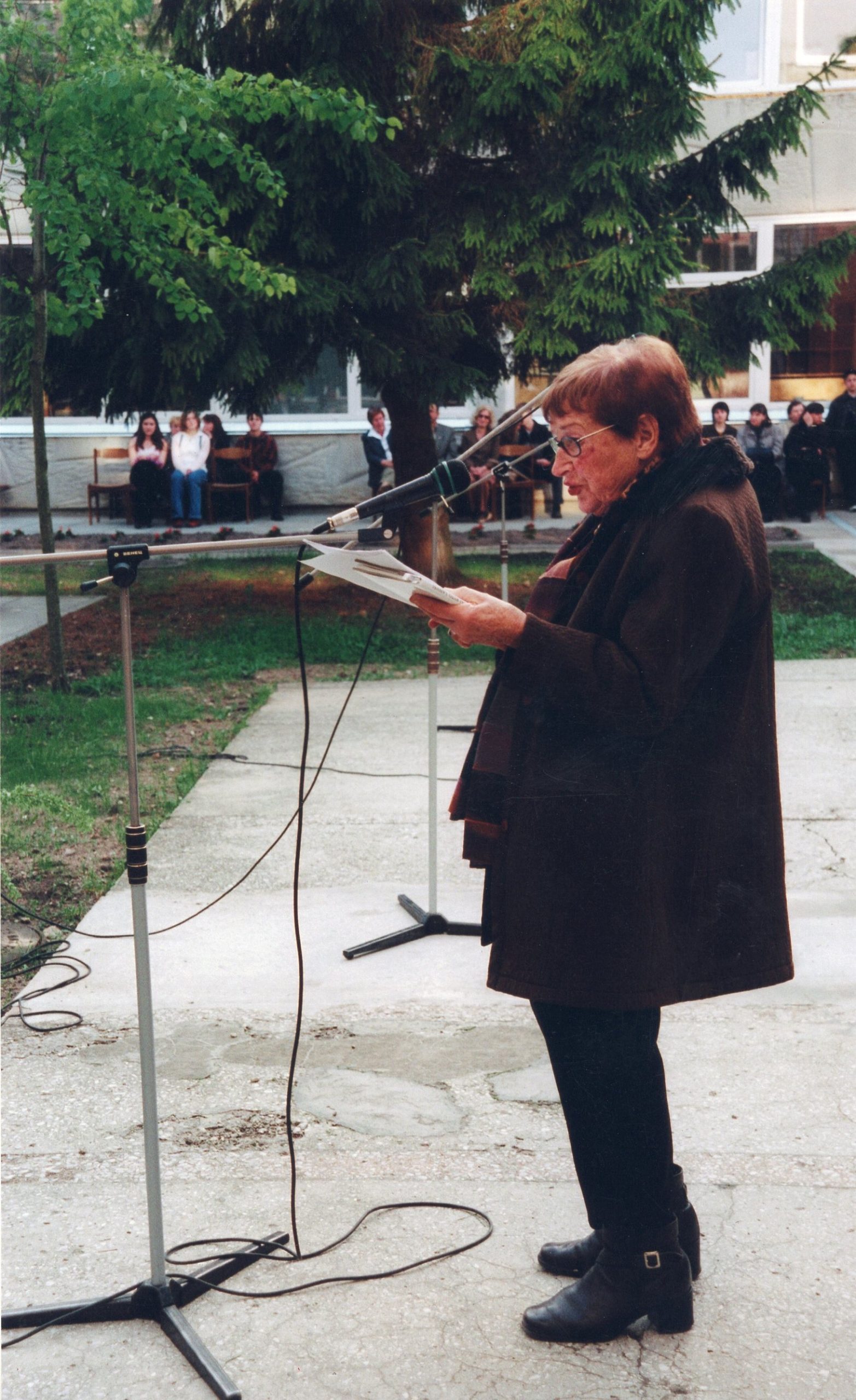 A. Veščiūnaitė skaito poeziją. Elektrėnai, 2003 m. V. Suslavičiaus nuotrauka