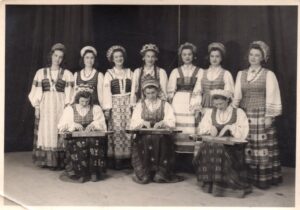 Čiurlionietės pasirodymo metu. A. Veščiūnaitė stovi 3-ia iš kairės. Vokietija, apie 1946 m.