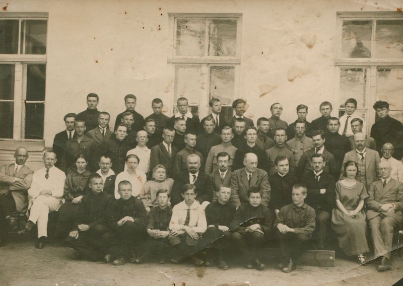 Su kolegomis pedagogais. 1928 m.
