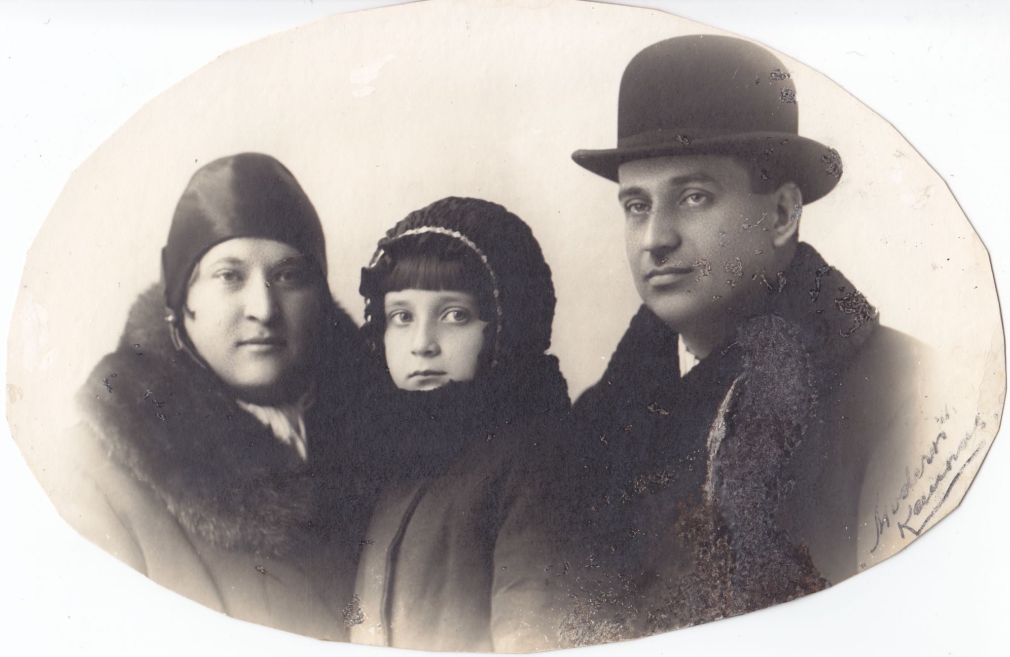 B. Pūkelevičiūtė su tėvais. Kaunas. Apie 1927 m. MLLM 82063