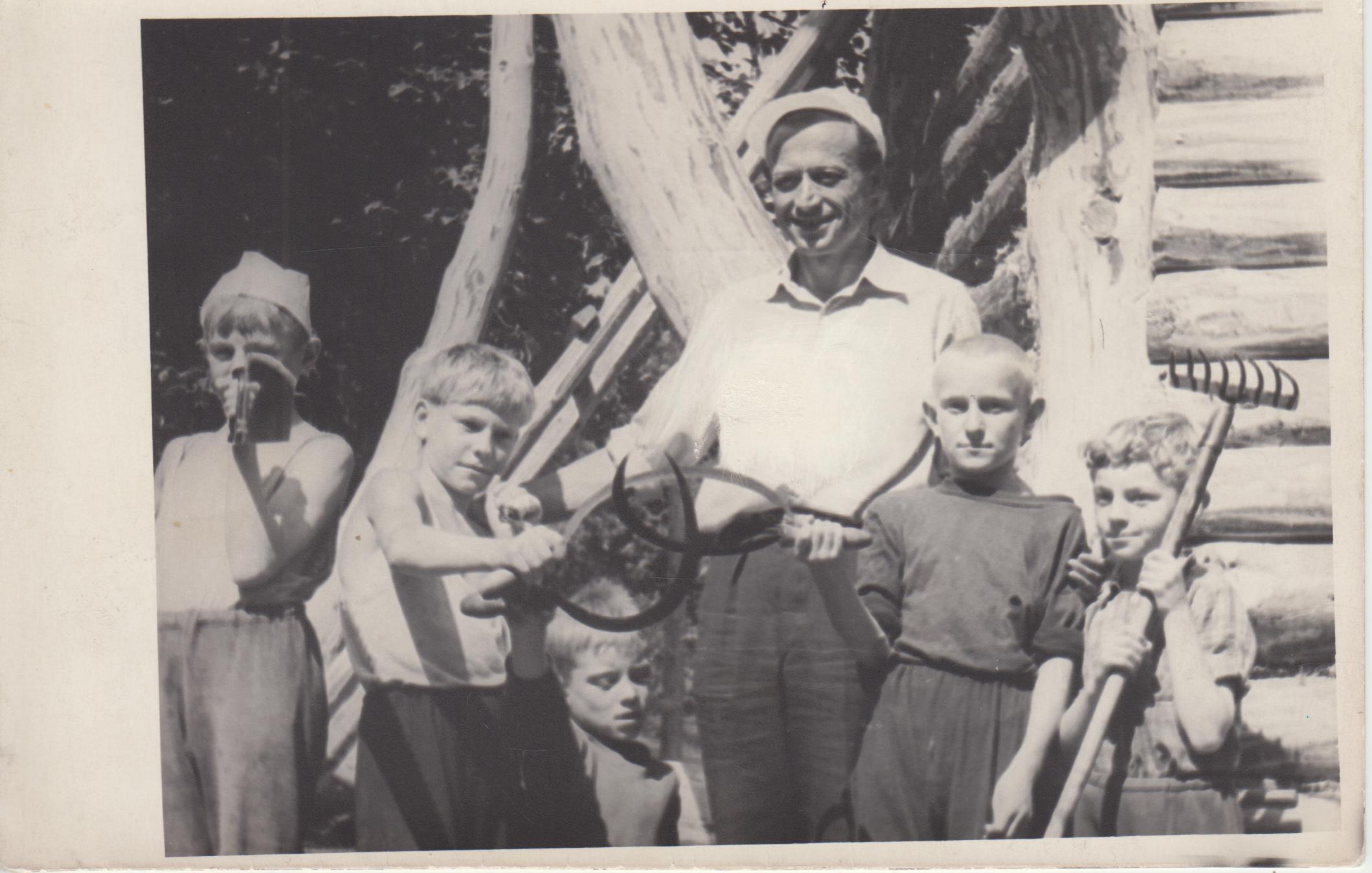 M. Vainilaitis su Pauosupės vaikais, statant A. Matučio Drevę. Apie 1970 m. MLLM GEK99021