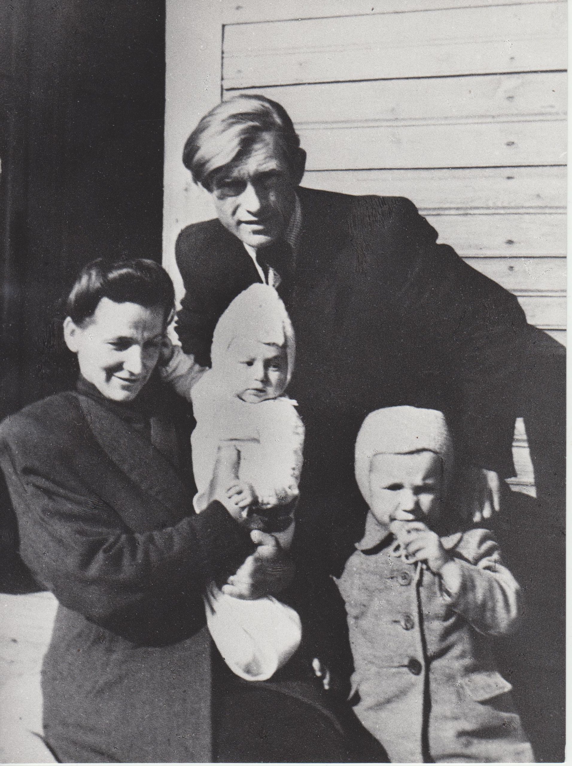 A. Matutis, jo žmona Marija, sūnūs Valentinas ir Šarūnas. Apie 1950 m. MLLM P17824