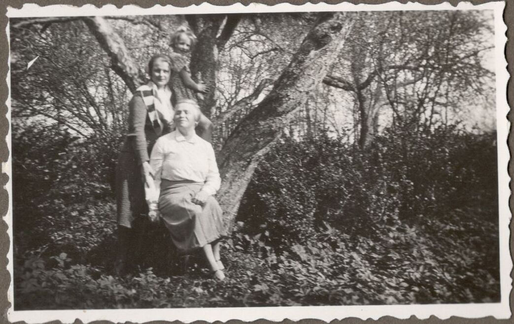 Ona Bagnickaitė, Vanda Sruogienė ir Dalia Sruogaitė. Būgiai, 1932 m. MLLM 3967 78