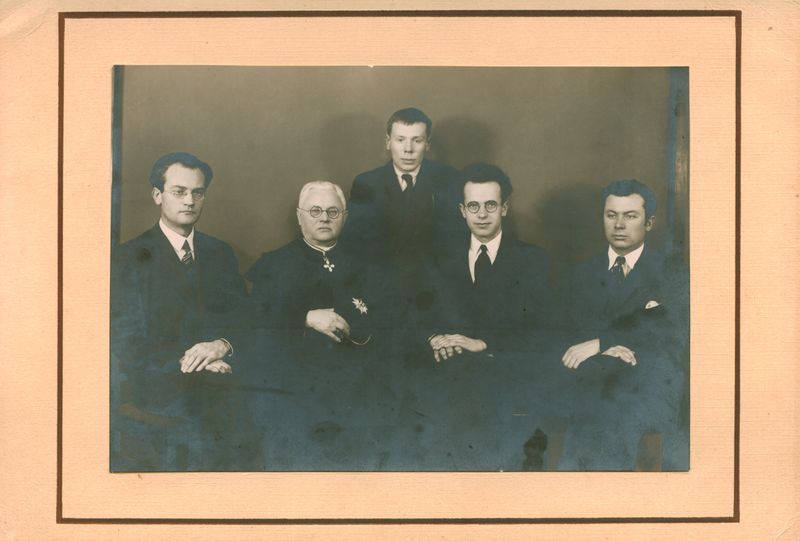 Sėdi iš kairės: V. Mykolaitis, Vaižgantas, J. Keliuotis, J. Grušas. Stovi J. Kossu-Aleksandriškis. Kaunas, apie 1930 m. Fotoatelje „Zinaida“. MLLM 40847