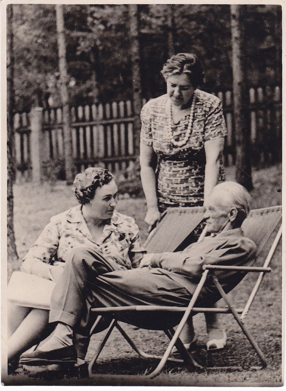Su žmona (stovi) ir Janina Narkevičiūte. Kačerginė, 1964 m. MLLM 121424
