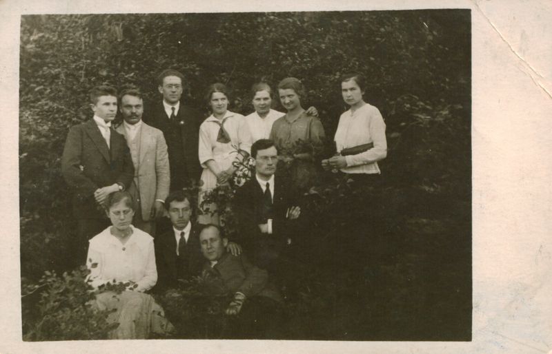 V. Mykolaitis (sėdi dešinėje) su jaunimu. K. Pakštas (stovi antras iš dešinės), I. Tamošaitis (trečias iš kairės). Fribūras, 1918 m. MLLM 54978