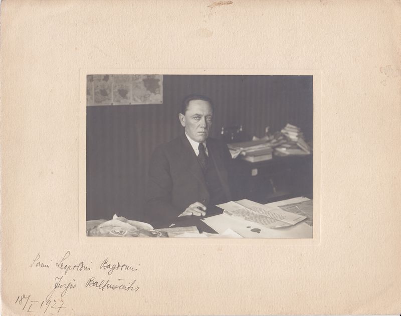 J. Baltrušaitis už darbo stalo diplomatinėje tarnyboje. Maskva, 1927 m. Su dedikacija patarėjui Leopoldui Bagdonui. MLLM 22625