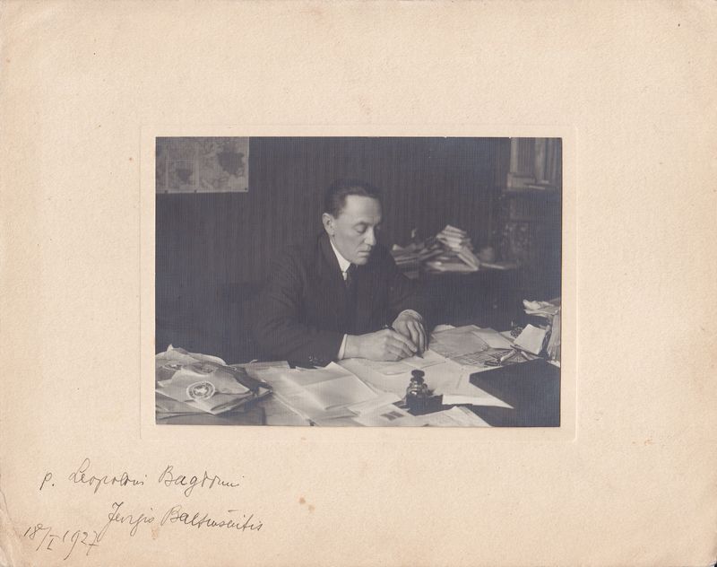J. Baltrušaitis už darbo stalo diplomatinėje tarnyboje. Maskva, 1927 m. Su dedikacija patarėjui L. Bagdonui. MLLM 73549