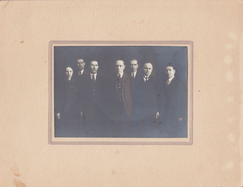 J. Baltrušaitis (centre) su Lietuvos atstovybės tarnautojais. Maskva,1925 m. MLLM 20250
