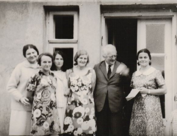 V. Falkenhanas (antras iš dešinės) su Literatūros muziejaus darbuotojomis Kaune 1974 m. MLLM P3623