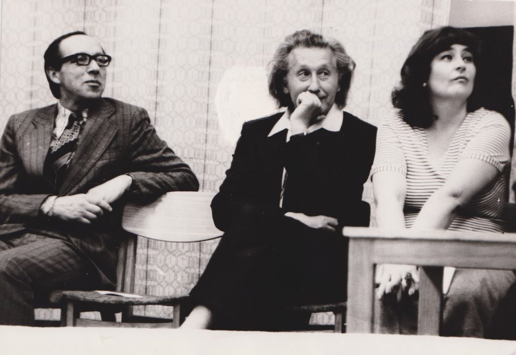 Iš kairės pirmas V. Kubilius, antras H. A. Čigriejus, trečia J. Vaičiūnaitė. Martyno Mažvydo bibliotekoje, 1979 m. O. Pajėdaitės nuotrauka. MLLM 127793