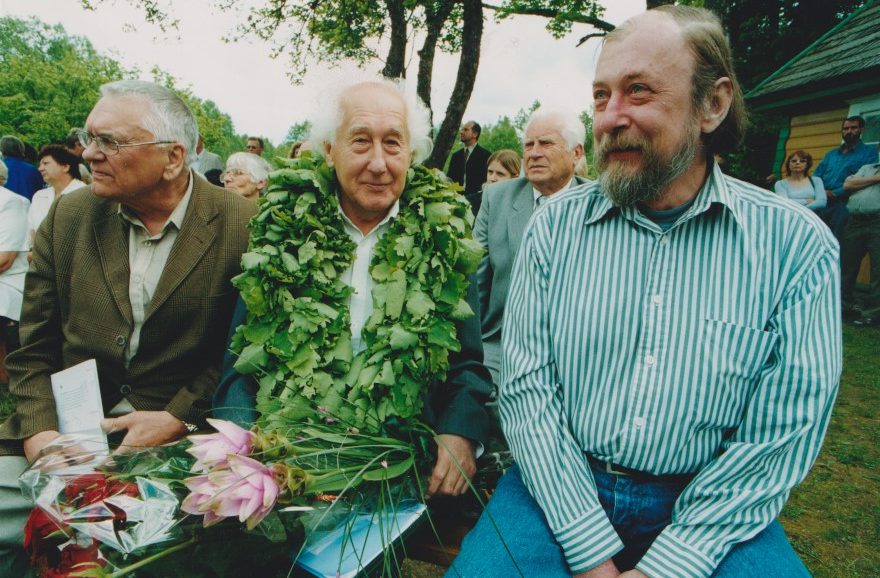 Iš kairės pirmas A. Baltakis, antras H. A. Čigriejus, trečias V. Kukulas. A. Miškinio memorialinėje sodyboje, Utenos rajone. Apie 2005 m. MLLM 127788
