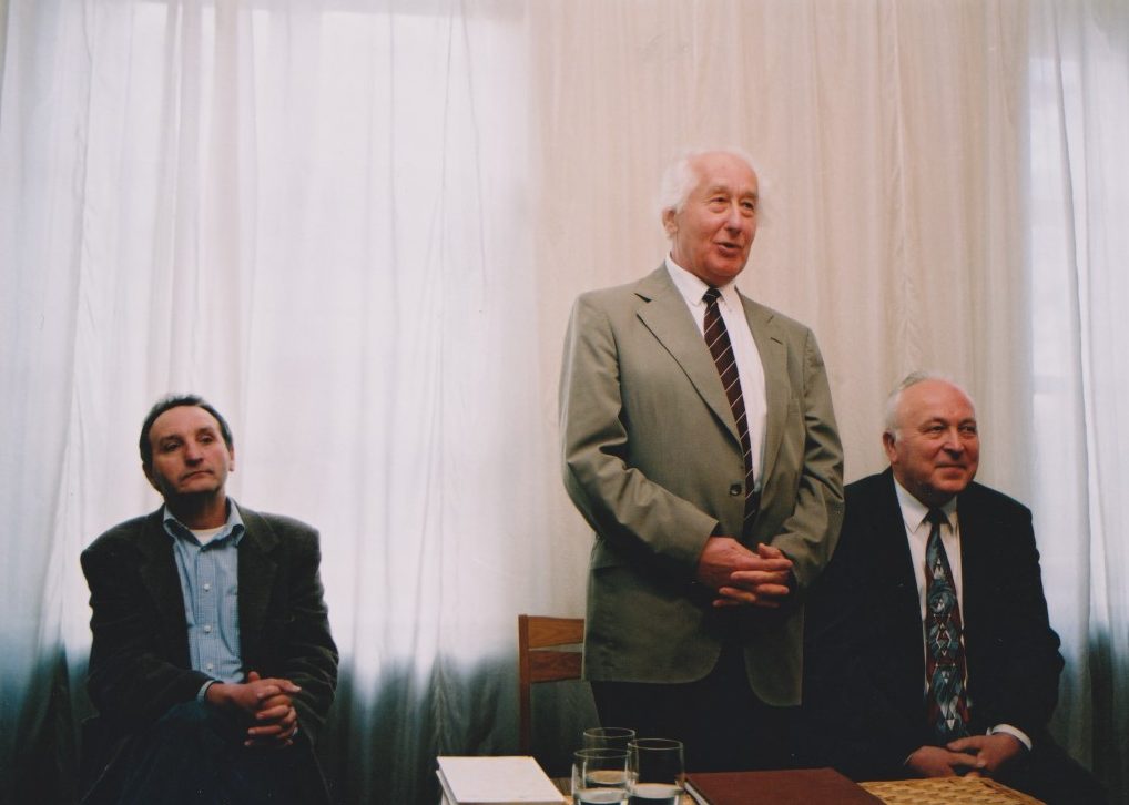 Iš kairės pirmas A. Pakėnas, antras H. A. Čigriejus, trečias L. Gudaitis. Knygos „Ekvinokcijų žmonės“ pristatymas Maironio lietuvių literatūros muziejuje. 2003-04-28. Z. Baltrušio nuotrauka. MLLM 81319