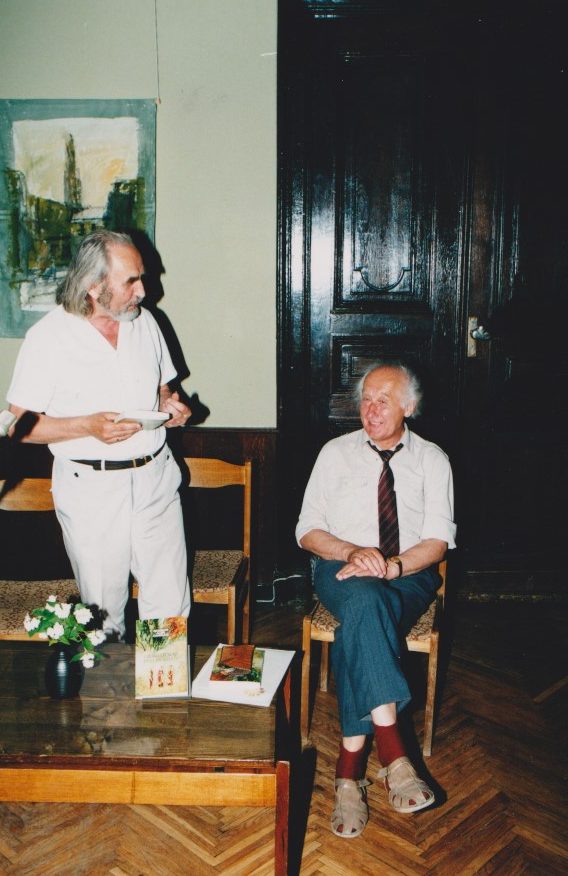 Iš kairės pirmas V. Girdzijauskas, antras H. A. Čigriejus. Knygos „Vieškeliukas pro dobilus“ pristatymas Rašytojų klube. 1999 m. A. Rakausko nuotrauka. MLLM 127789