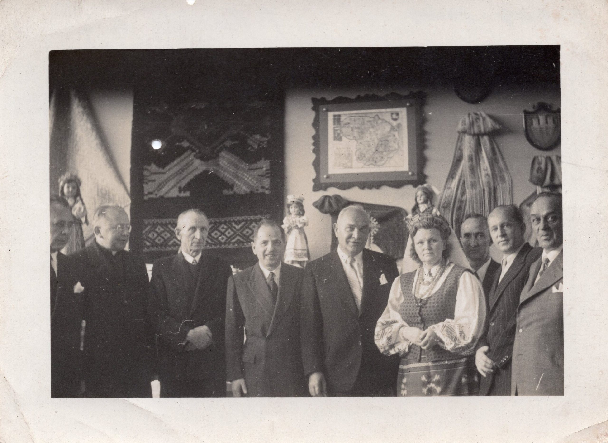 F. Meieris (penktas iš kairės) su kitais lietuvių bendruomenės nariais lietuviško meno parodoje. Rio de Žaneiras, 1955 m. MLLM 52929
