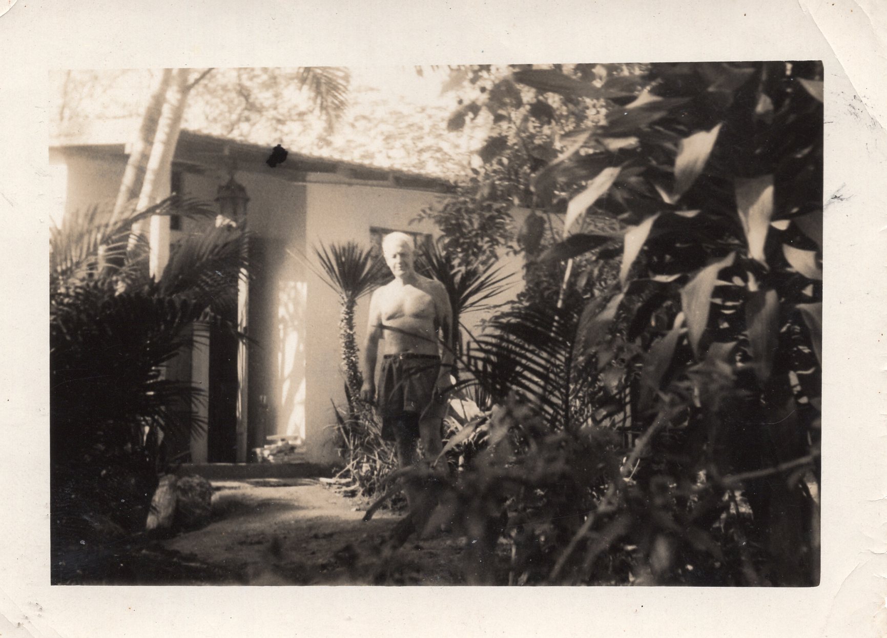 P. Babickas prie trobelės. Brazilija, apie 1975 m. MLLM 52836