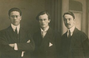 Studijų draugai. Iš kairės: Izidorius Tamošaitis, V. Mykolaitis, Stasys Šalkauskis. Lozana, 1920 m. MLLM 23720