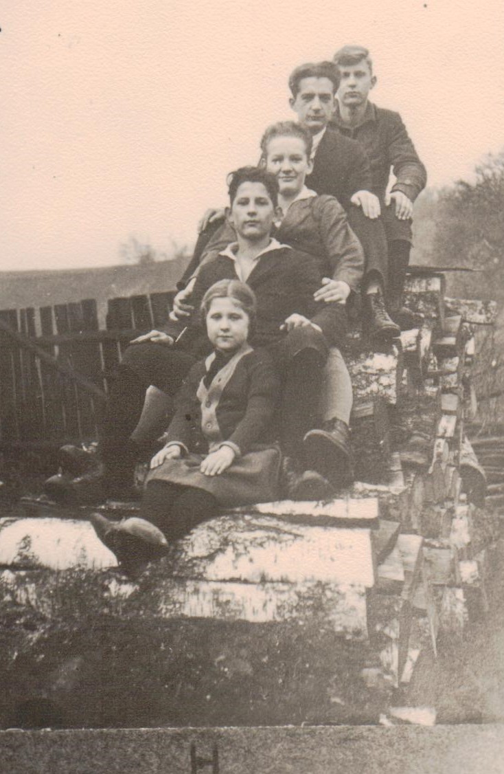 V. Falkenhanas (antras nuo viršaus) su giminaičiais apie 1920 m. MLLM P26361