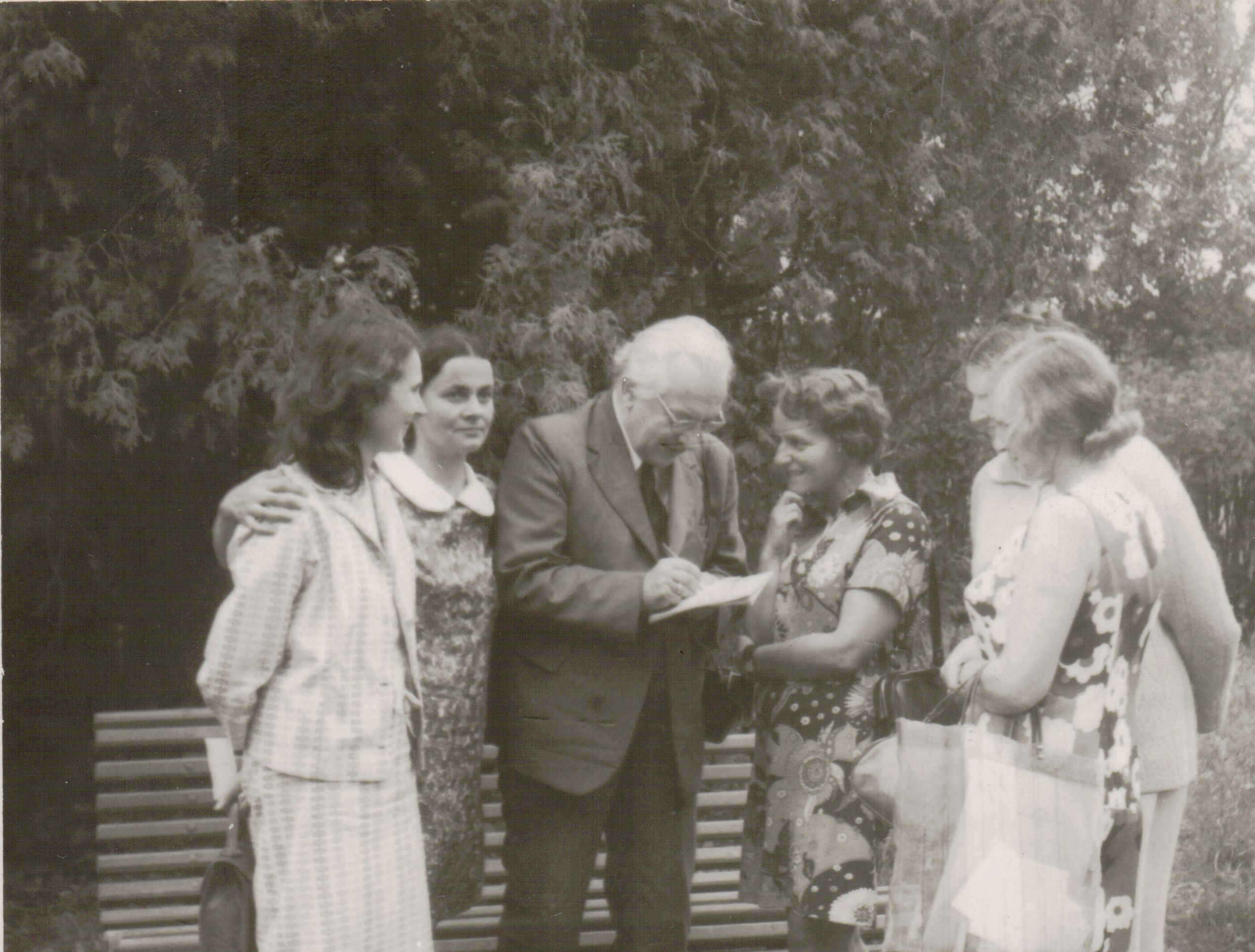 V. Falkenhano (centre) viešnagė Literatūros muziejuje. Kaunas, 1974 m. vasara. MLLM P3623