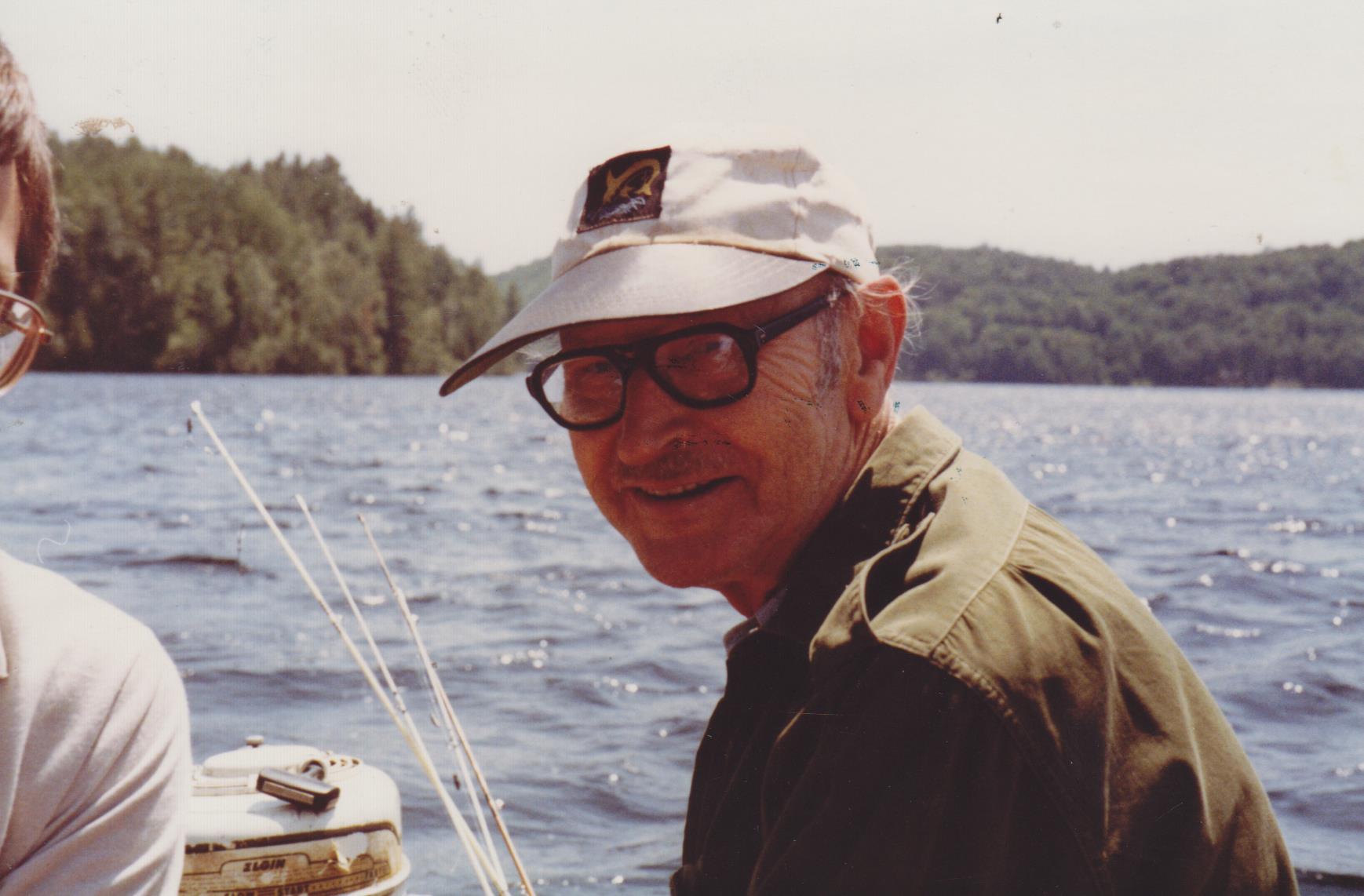 V. Tamulaitis žvejoja. Kanada, 1983 m. MLLM 43811