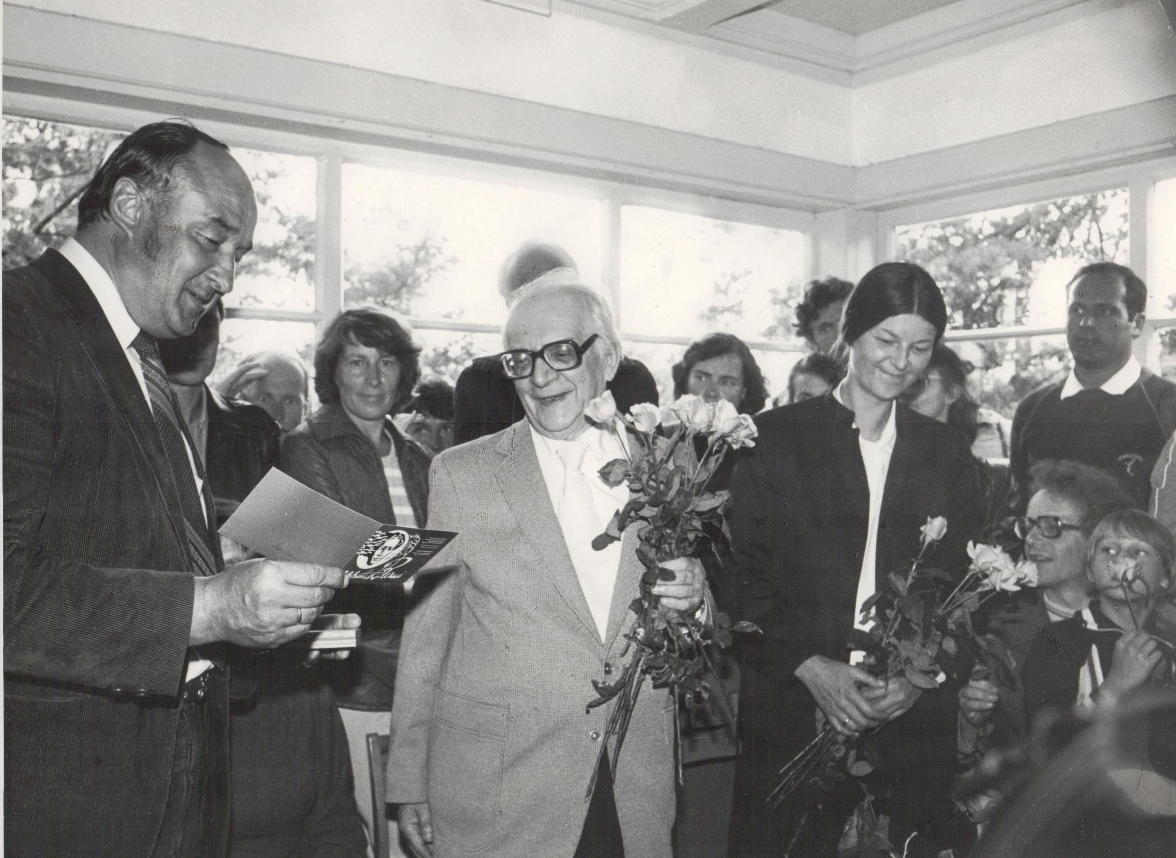 V. Falkenhanas (centre) su žmona Barbel T. Mano namelyje. Nida, 1983.08.13. O. Pajėdaitės nuotrauka. MLLM P18905