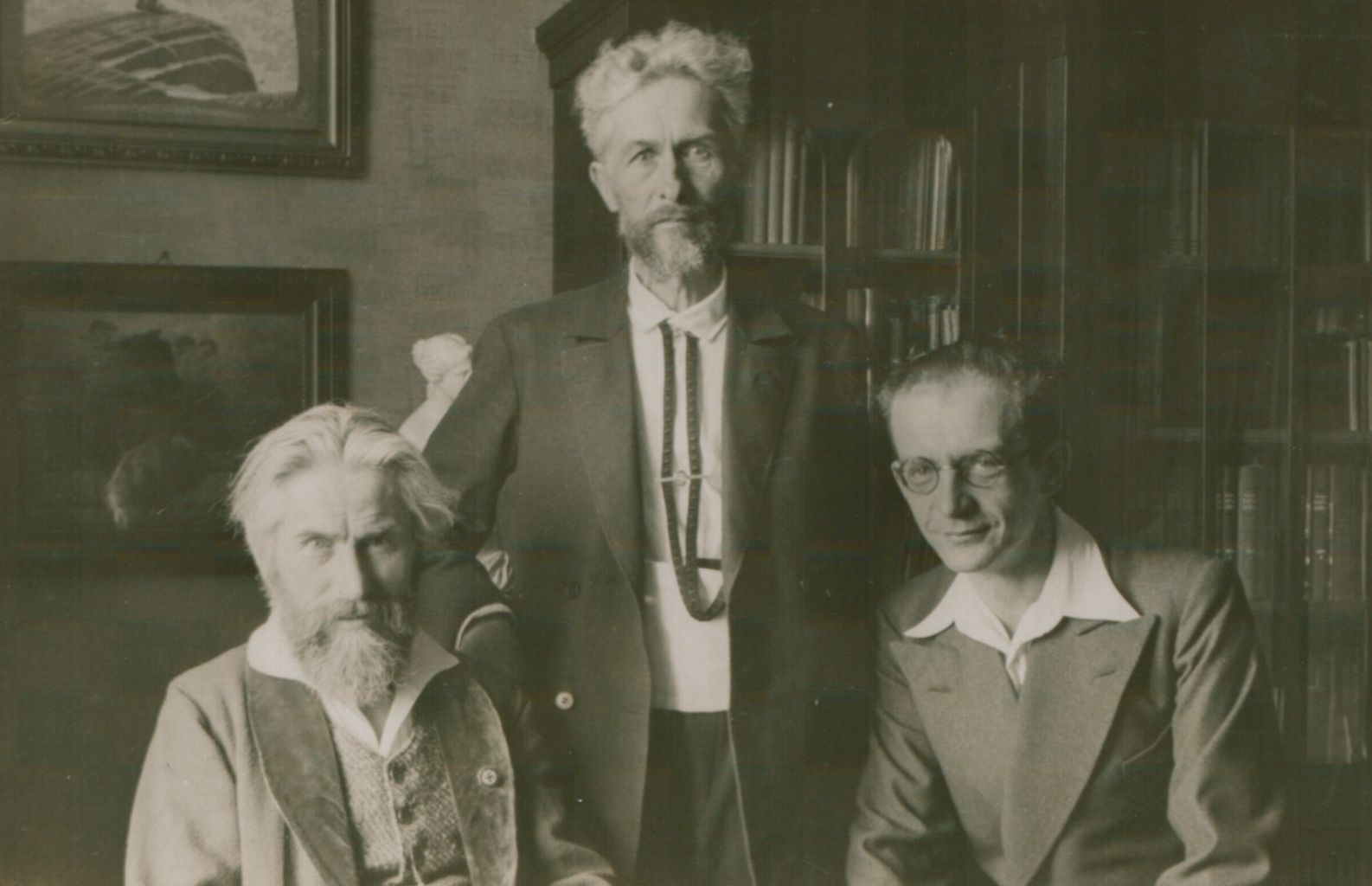 Svečiuose pas Vydūną. Karaliaučius, 1935 m. Iš kairės: dailininkas Fidus (H. Hoppeneris), Vydūnas, V. Falkenhanas. MLLM 34627/ F3 3188