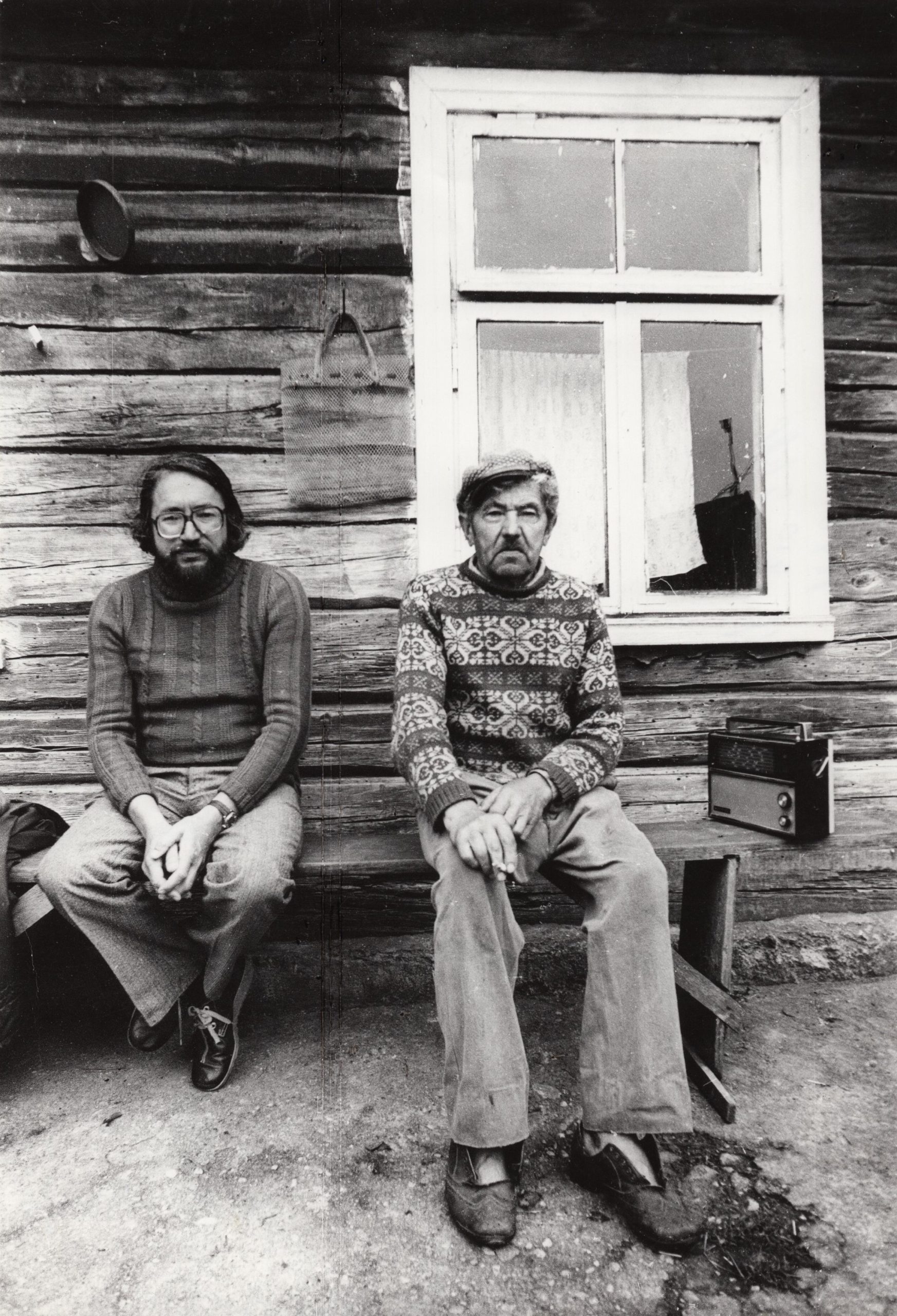 S. Geda su tėvu Zigmu Geda tėviškėje. Paterų km., 1983 m. R. Rakausko nuotrauka. MLLM 27418