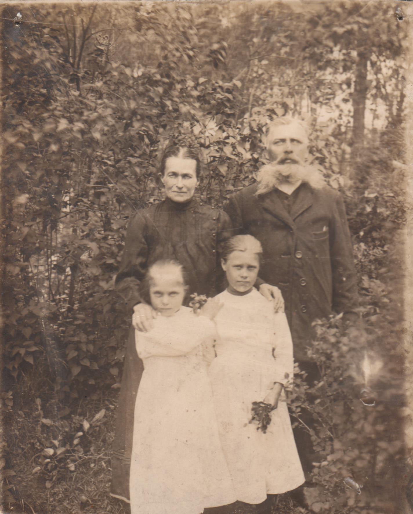 S. Būdavo tėvai Morta Grubliauskaitė ir Juozapas Būdavas, seserys Vincenta ir Stefanija. Papilė, 1923 m. MLLM P55847