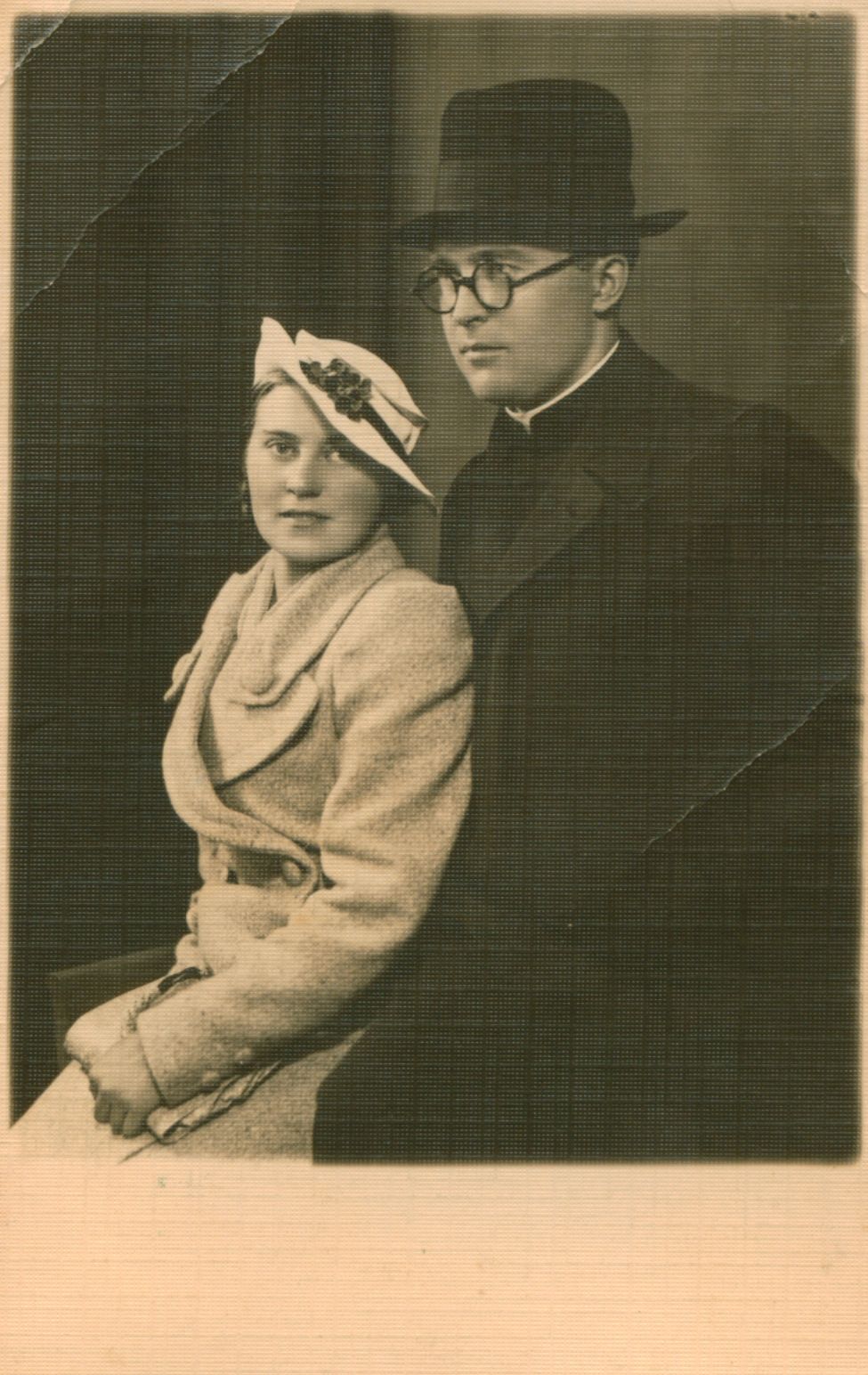 S. Būdavas su seserimi Stefanija. Kaunas, 1937 m. Nuotrauka foto ateljė „Renaissance”. MLLM 100024