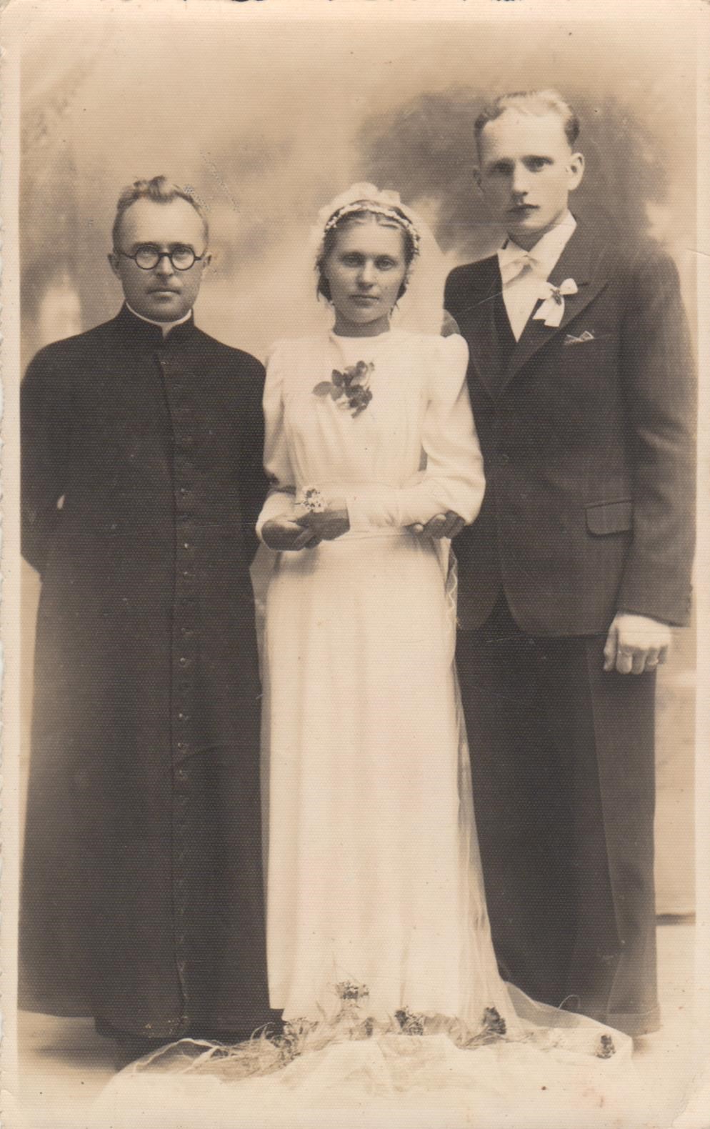 S. Būdavas su seserimi Stefanija ir jos vyru J. Rakštiku. Vilnius, 1940 m. MLLM 100025