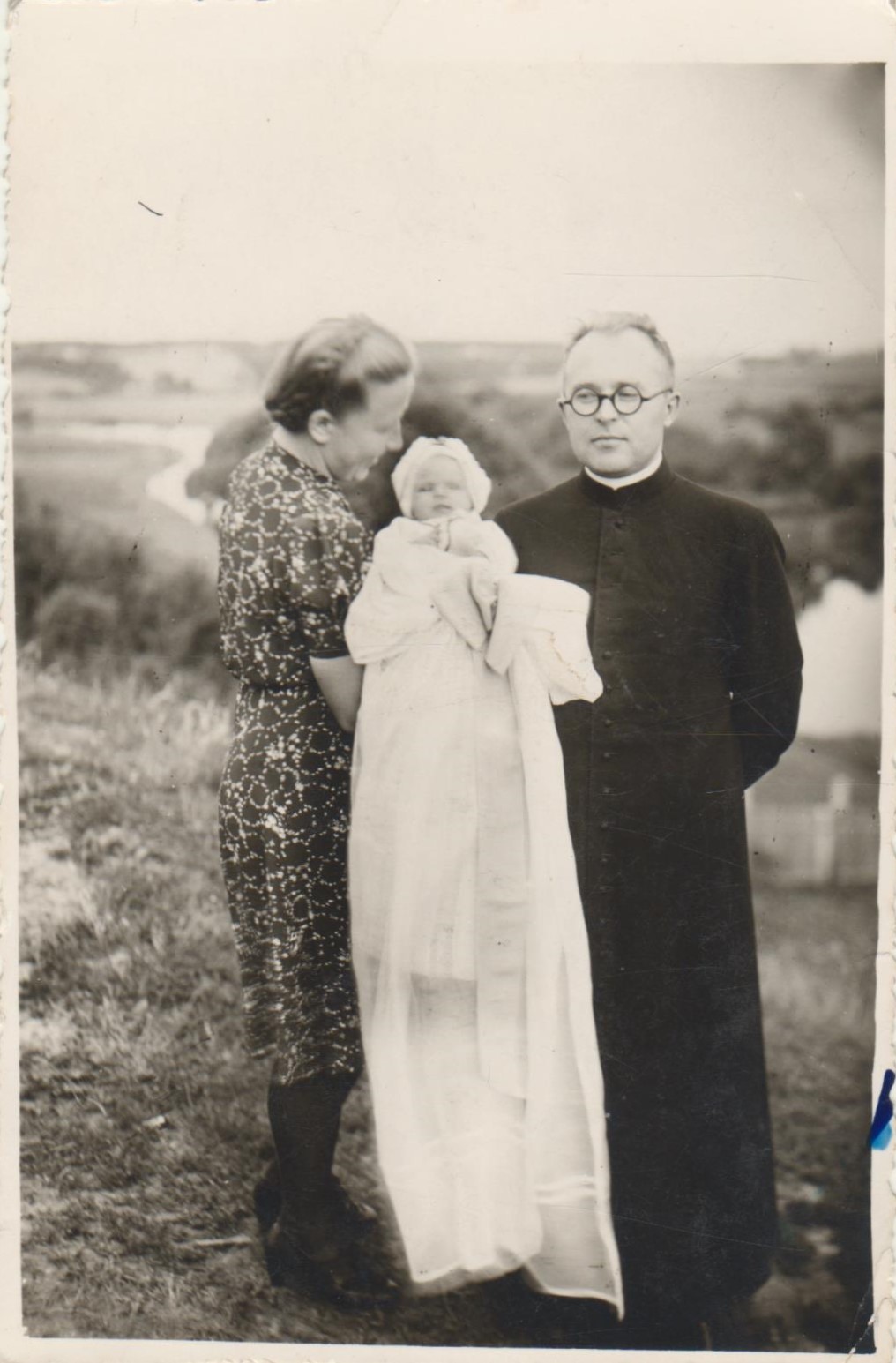S. Būdavas ir E. Marcinkevičiūte krikštijant dukterėčią Eleną Rakštikaitę. Papilė, 1943-09-15. MLLM 100035