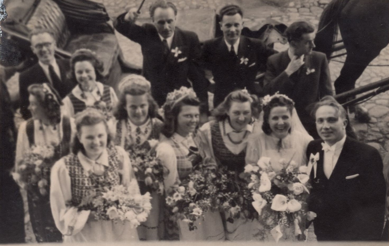 J. Švabaitė su vyru Jurgiu Gyliu ir svita per savo sutuoktuves. Vilnius, 1944-05-20. MLLM 109207