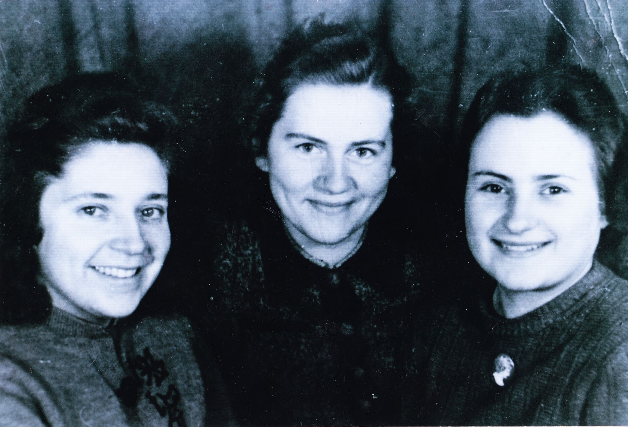 Romanų „Aštuoni lapai“ ir „Devintas lapas“ pagrindinės veikėjos – Rima, Elvyra ir Birutė. Berlynas, 1945 m. MLLM41141