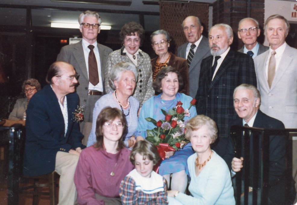 Romano Stikliniai ramentai sutiktuvės. J. Švabaitė-Gylienė sėdi centre su gėlėmis. JAV, 1984 m. MLLM 136020