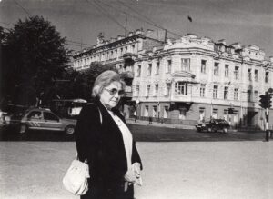 J. Švabaitė-Gylienė Gedimino prospekte. Vilnius, 1991 m. MLLM 96366